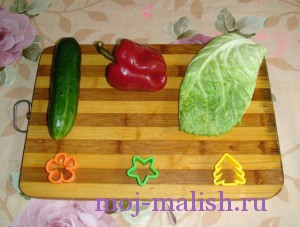 Берем овощи и форму для вырезания